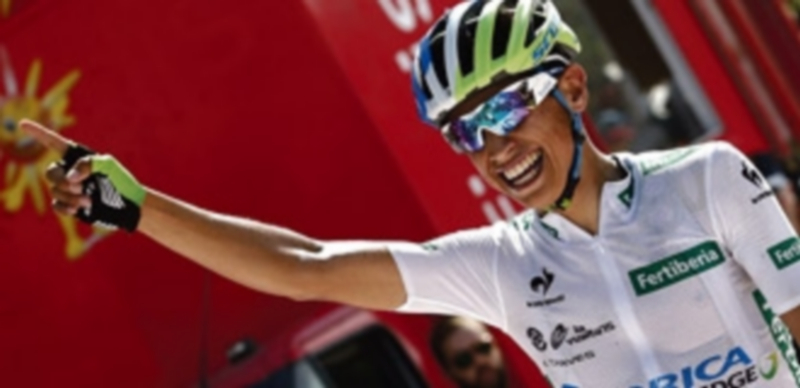 Esteban Chaves celebra en la meta del Alto de Cazorla su segundo triunfo de etapa en la presente edición de la Vuelta. / EFE