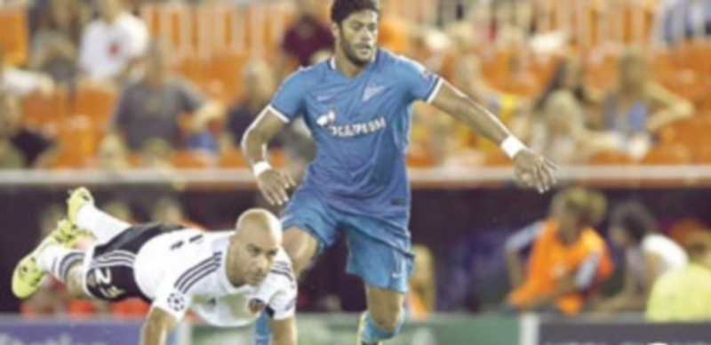 El delantero brasileño Hulk (der)