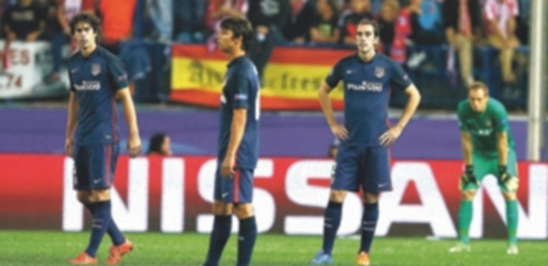 Los jugadores del Atlético de Madrid se lamentan tras encajar el segundo gol del Benfica que dio el triunfo a los lusos. / EFE