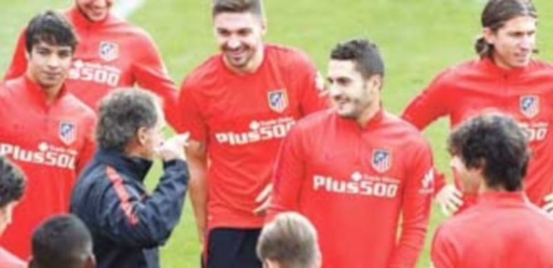 Koke (centro) ha aprovechado el parón por los partidos de selecciones para volver a entrenar con el grupo tras su lesión. / EFE