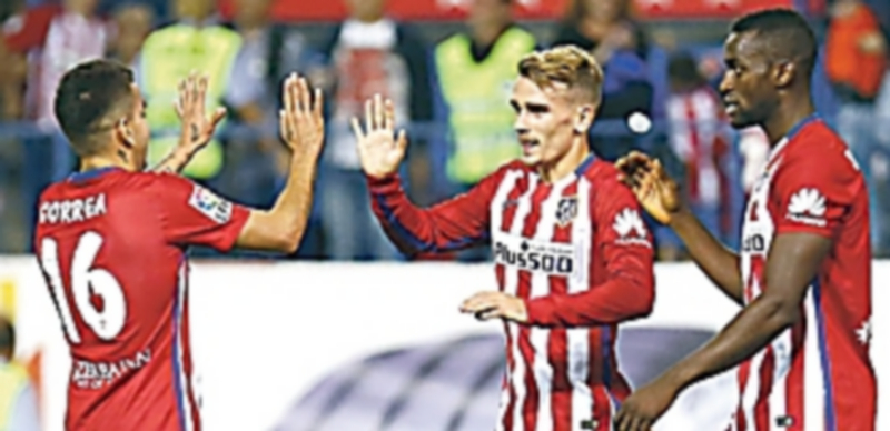 El Atleti mira al segundo puesto 1 Griezmann (en el centro) tomará la responsabilidad ofensiva junto con Fernando Torres tras el gol que anotó la última jornada para derrotar al Sporting. / Europa Press