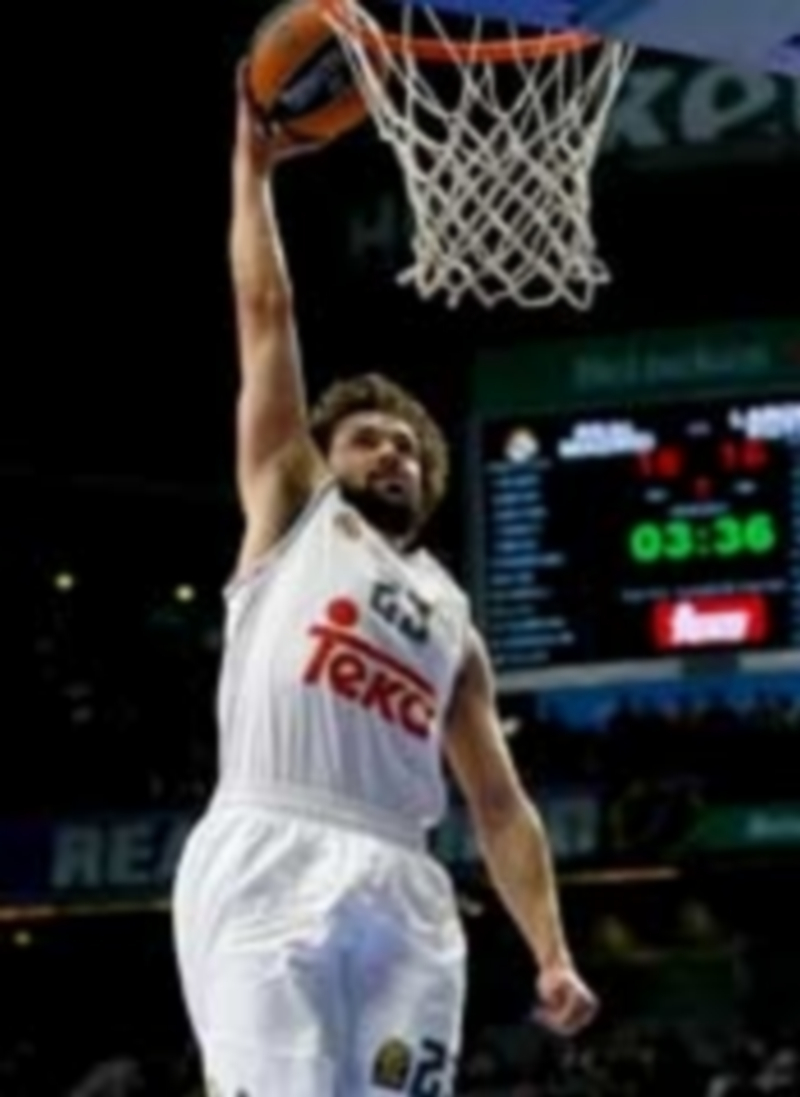 Llull machaca la canasta durante el partido de Euroliga ante el Laboral Kutxa. / EFE