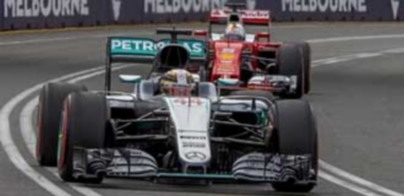 Lewis Hamilton rueda delante de Sebastian Vettel durante la renovada sesión de clasificación del Gran Premio de Australia