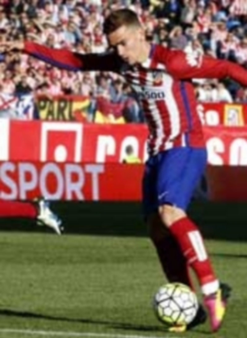Griezmann superó a Juan Carlos con un disparo desde la frontal del área para mantener en el Vicente Calderón los tres puntos y la lucha por la Liga. / EFE