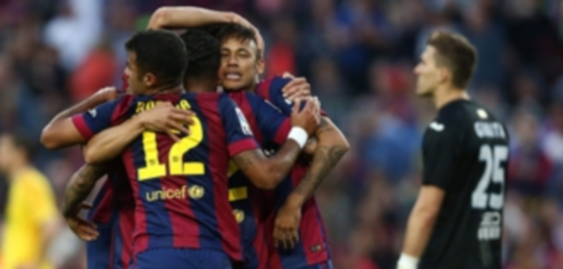 Los jugadores del Barcelona celebran el tercer gol del partido