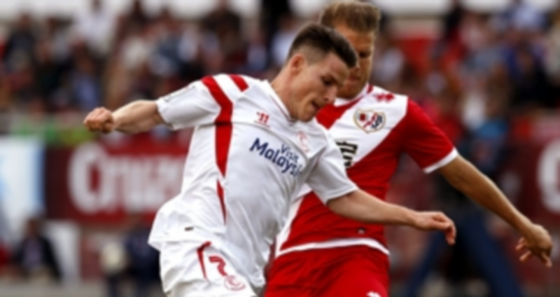 El sevillista Kevin Gameiro controla el balón ante la defensa de Jorge Morcillo. / EFE