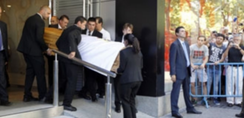 Los restos mortales de la ‘Saeta Rubia’ son trasladados desde la capilla ardiente del Santiago Bernabéu al coche fúnebre. / Efe