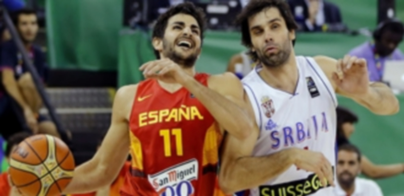 El base de la selección española Ricky Rubio entra a canasta ante Milos Teodosic