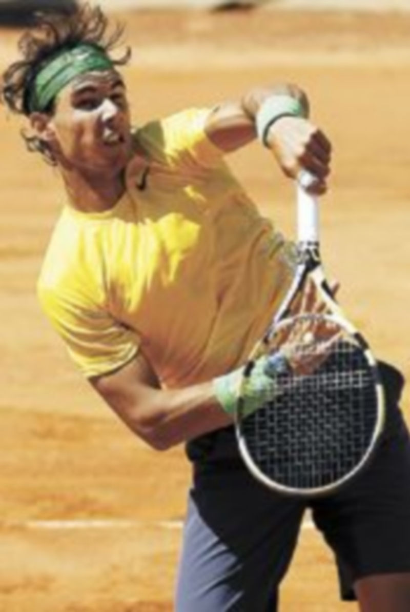 Nadal golpea la bola en su encuentro ante Cilic. / Reuters