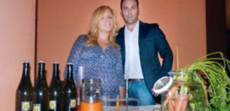 Licor de zanahoria 1 Raquel González y David Tardón han patentado la nueva bebida a base de zanahoria segoviana que quieren empezar a producir y a comercializar. / El Adelantado