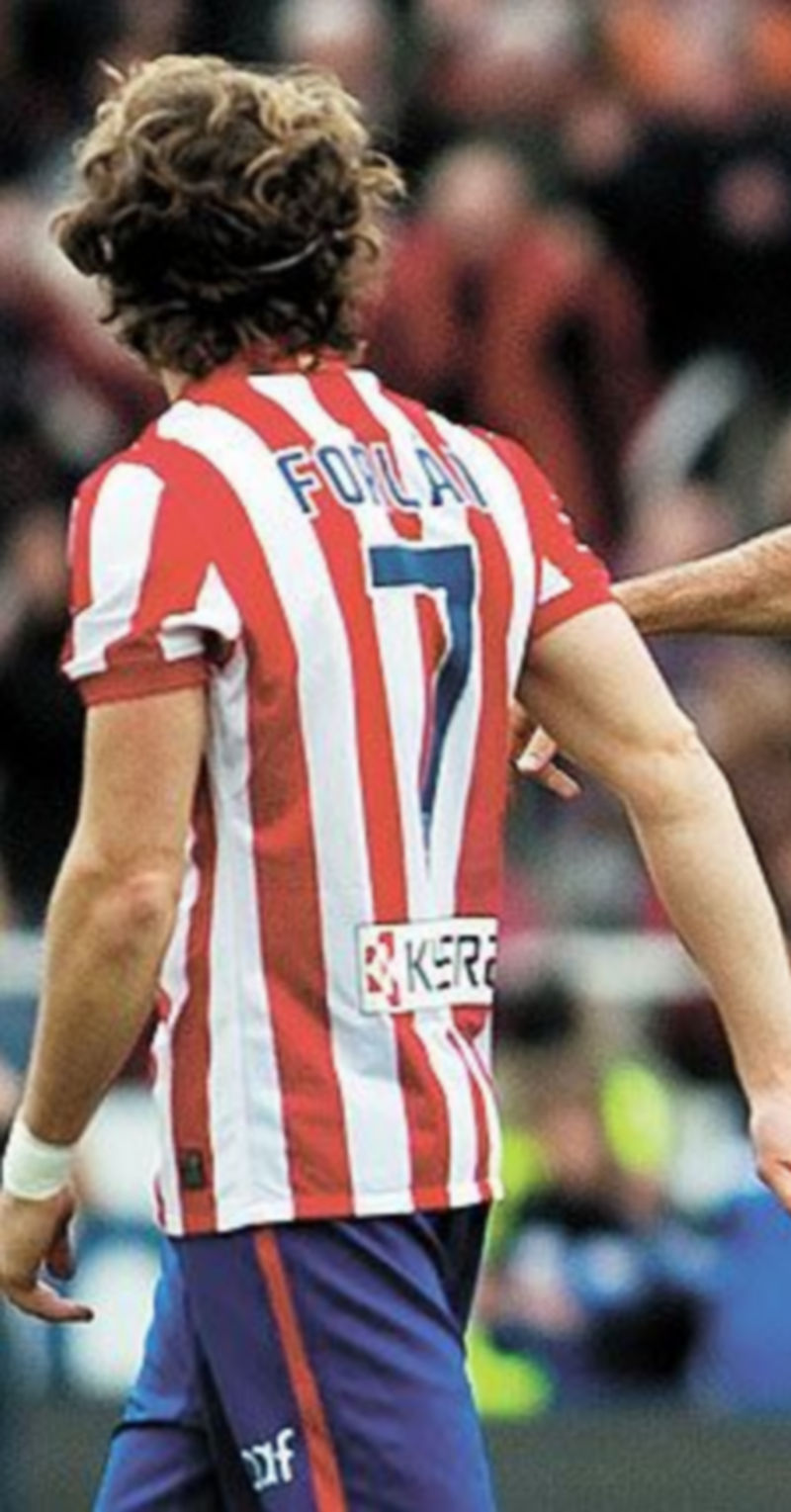 El tanto de Forlán no le sirvió al Atlético para nada. / EFE