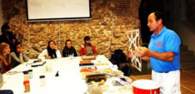 Esgrafiado made in USA 1 El esgrafiador Enrique Blázquez muestra a los alumnos una de las plantillas que se emplean para el esgrafiado de las fachadas. / El Adelantado.