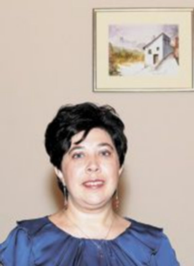 Rocío Azucena Gómez con su obra “El Guardián de los Secretos” en la exposición “Una” de la Diputación Provincial. / Lara Mazagatos