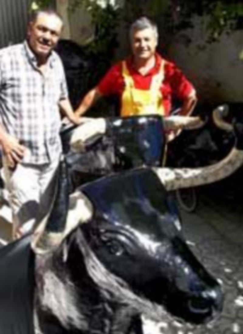 Generosidad lúdica 1 Adolfo Santana y Julio Lobo prepararon los carretones que participaron en los encierros infantiles del pasado verano. / F. Descalzo