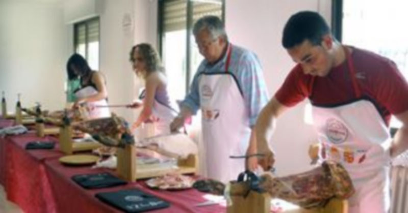 Academia de cortadores de jamón en Salamanca ./ ICAL