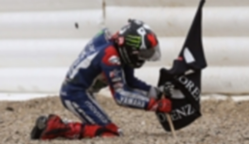 Jorge Lorenzo volvió a clavar en el Circuito de Jerez la bandera con la que celebra sus victorias en el Mundial. / EFE