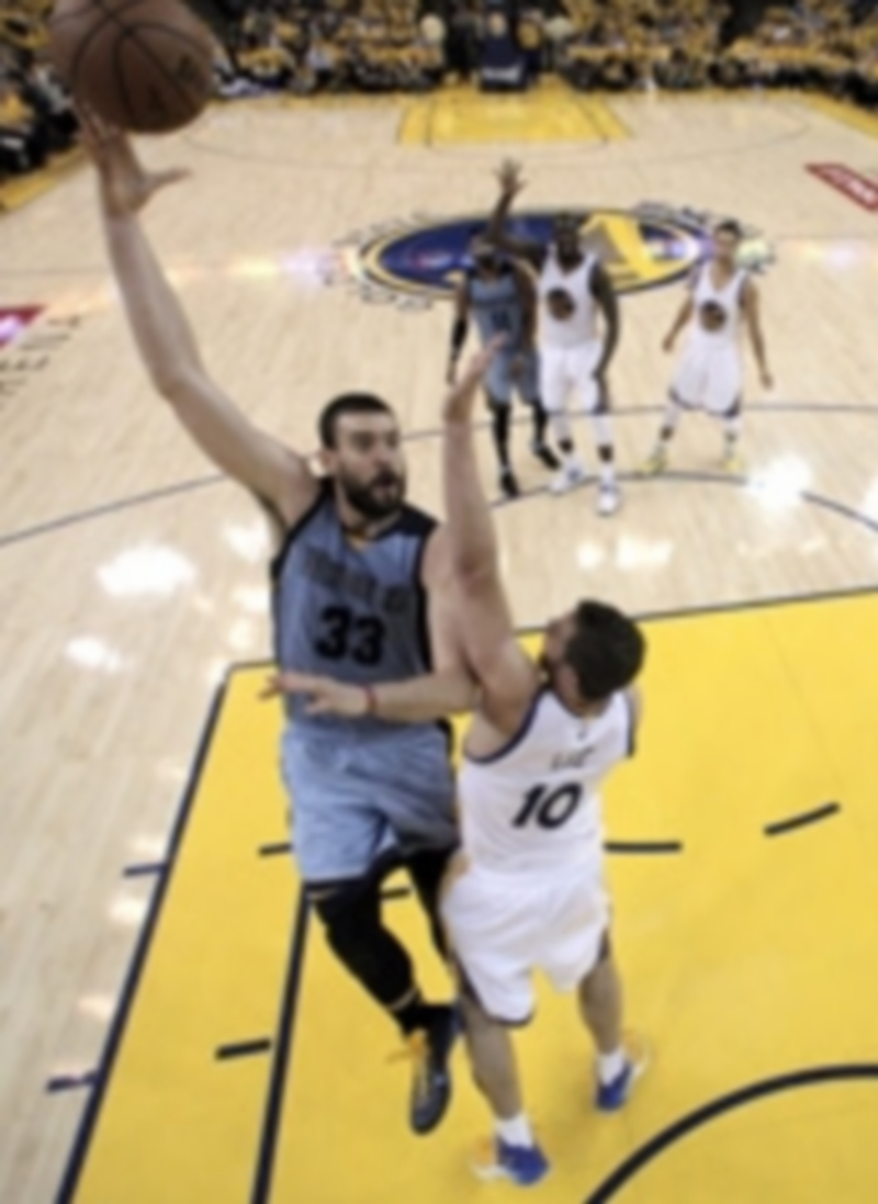 El mediano de los hermanos Gasol durante uno de los partidos de ‘playoffs’ ante los Golden State Warriors. / EFE