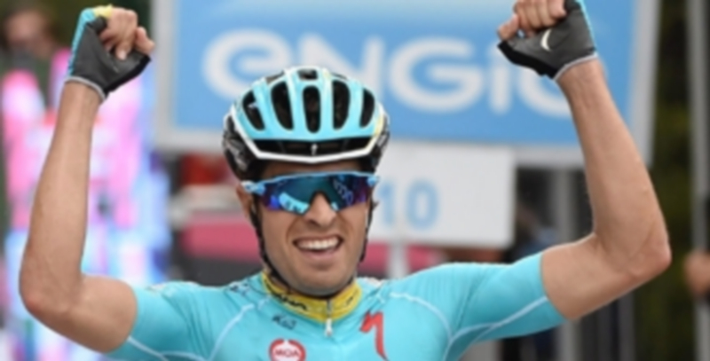 El ciclista español Mikel Landa aguantó el ataque de Alberto Contador en la recta final para hacerse con la victoria. / EFE