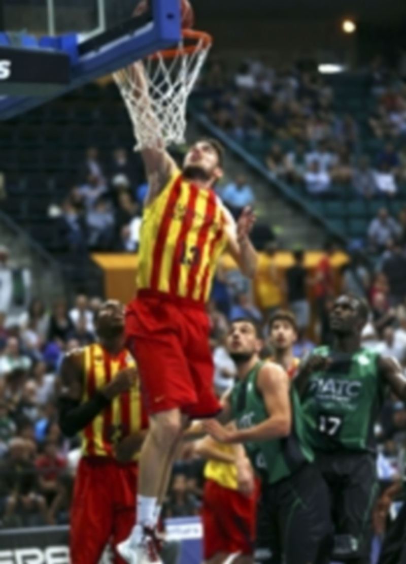 Tomas Satoransky realiza un mate ante varios rivales del Fiatc Joventut. / EFE