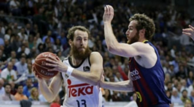 Sergio Rodríguez encara a Marcelinho Huertas durante un encuentro pasado. / E.P.