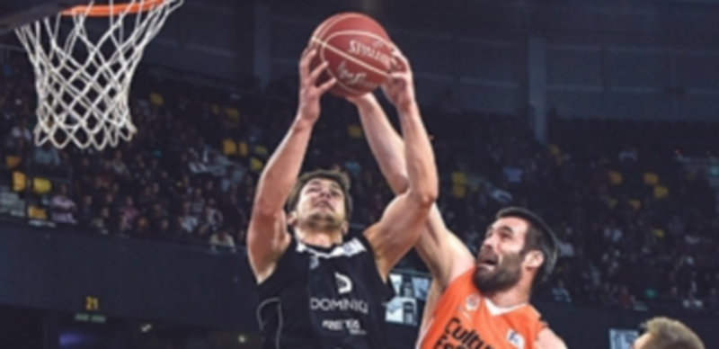 Fernando San Emeterio (dcha) intenta colocar un tapón a Dejan Todorovic. / EFE