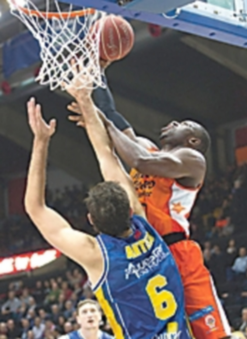 El ‘taronja’ Romain Sato busca la canasta por encima de José Ángel Antelo. / EFE