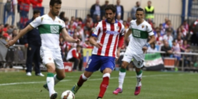 Raúl García (c) rompió una sequía de dos meses sin marcar ante el Elche. / EFE