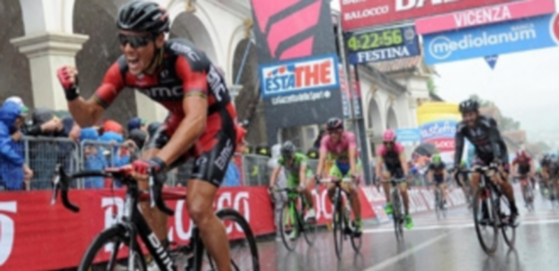 Philippe Gilbert celebra su victoria en la meta del Monte Berico. / EFE