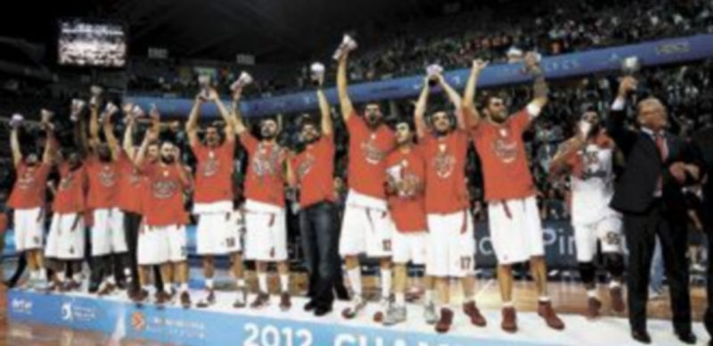 El Olympiacos festeja su victoria tras llevarse el título después de una remontada increíble al CSKA de Moscú. / REUTERS.