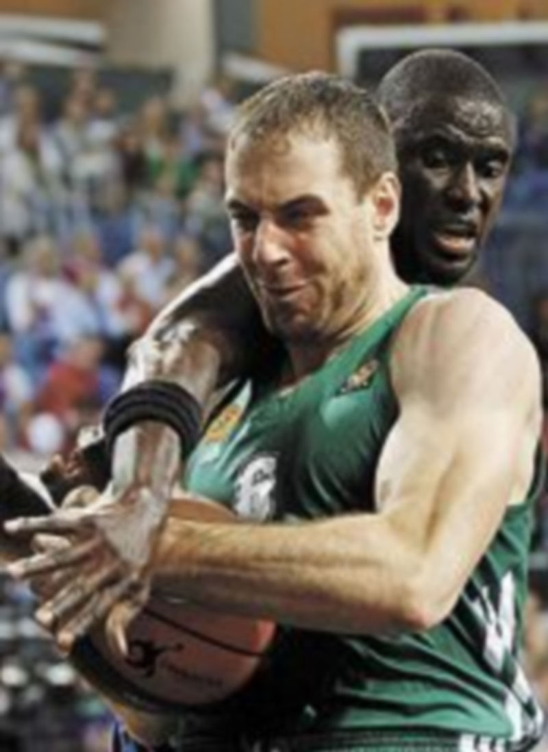 Ndong lucha con Maric.