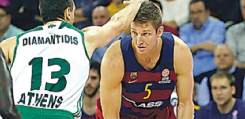 El ala pívot del Barça Justin Doellman (d) ante el base Dimitris Diamantidis. / EFE