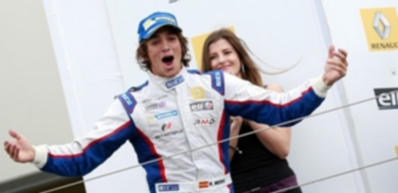 El joven piloto español Roberto Merhi hace un gesto de alegría tras un reciente triunfo en una competición. / Europa Press