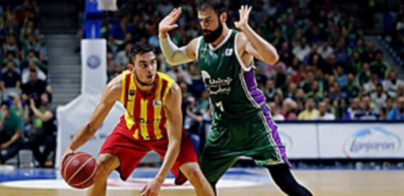 Kostas Vasileiadis (derecha) defiende al base azulgrana Tomas Satoransky. / EFE