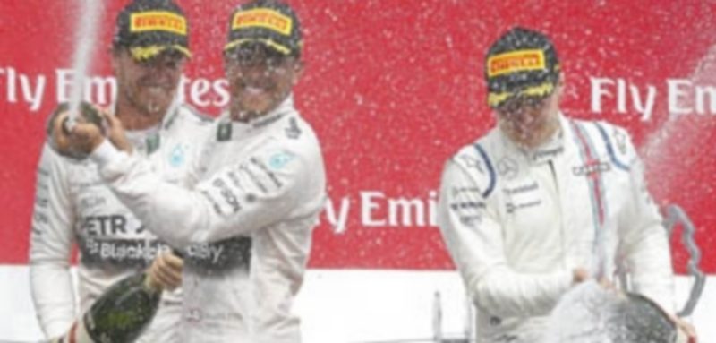 Hamilton (centro) volvió a la senda de la victoria en Canadá tras dos triunfos seguidos de Rosberg (izquierda). / EFE