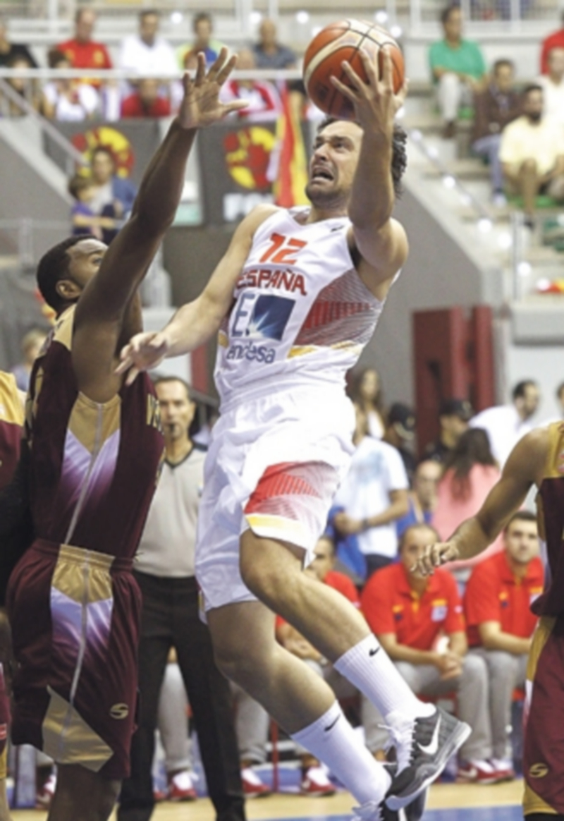 Sergio Llull intenta anotar durante el partido de ayer ante Venezuela. / EFE