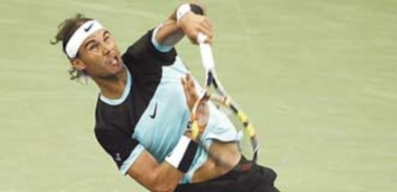 Rafa Nadal devuelve una bola durante su partido contra Jo-Wilfried Tsonga. / EFE