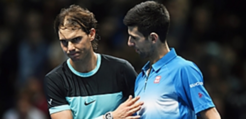 Rafa Nadal felicita a Novak Djokovic tras su victoria en la primera semifinal de la Copa de Maestros de Londres. / EFE