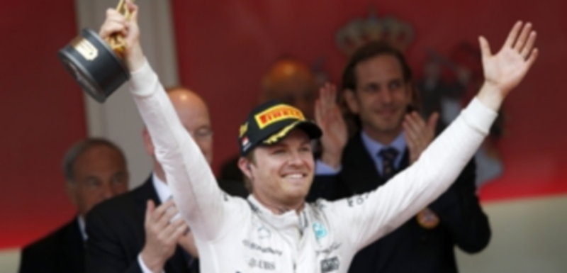 Nico Rosberg celebra el triunfo conseguido en las calles monegascas