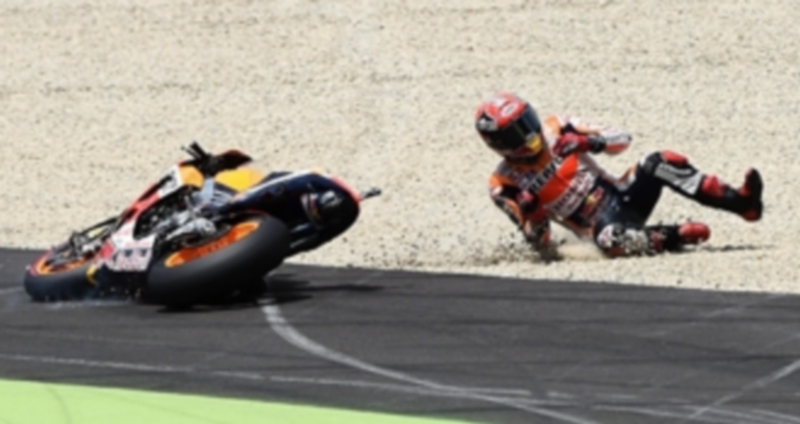 Marc Márquez sufrió una caída sin consecuencias durante la sesión clasificatoria en el circuito italiano de Mugello. / EFE