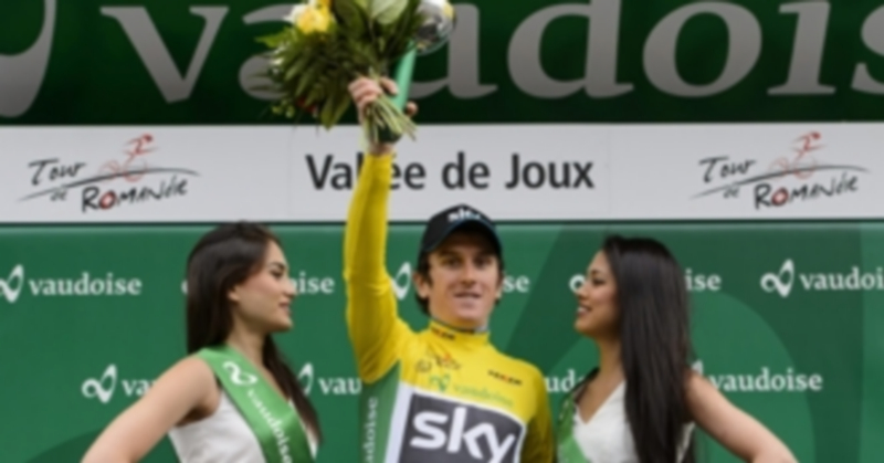 Geraint Thomas posa con el jersey de líder tras la primera etapa. / EFE