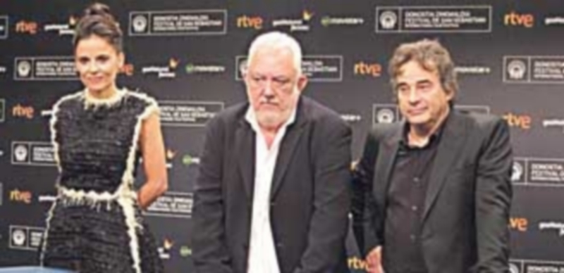 El director Imanol Uribe (c) junto a los protagonistas de la película Elena Anaya (i) y Eduard Fernández (d). / E.P.