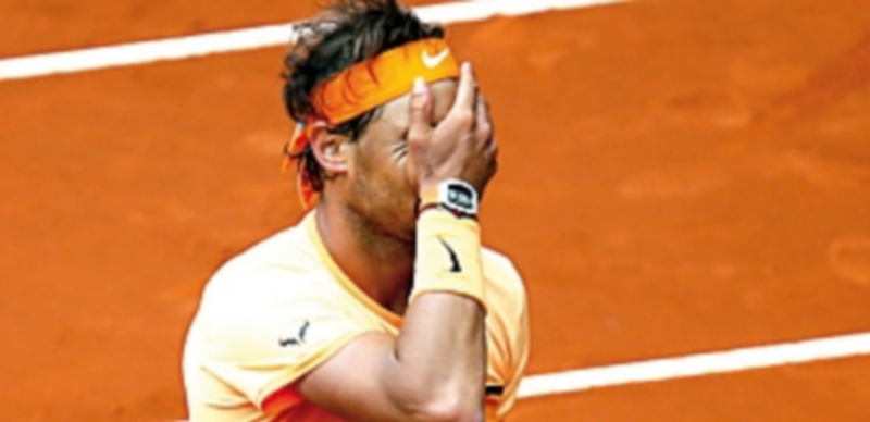 Rafa Nadal se lamenta durante el partido de semifinales que perdió frente a Andy Murray en el Masters de Madrid. / EFE