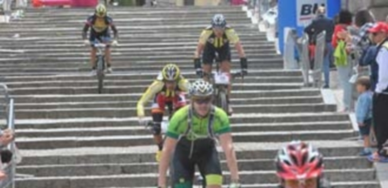 Diversos momentos de la llegada de los corredores a los pies del Acueducto tras descender por la calle Fernán García. / Kamarero
