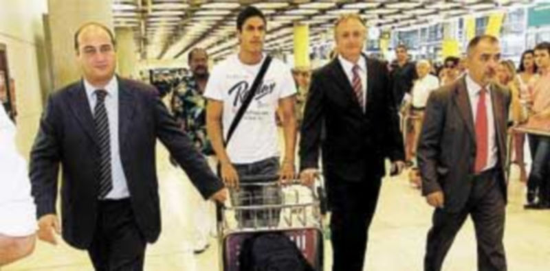 Varane llegó al aeropuerto de Barajas acompañado por su padre y su representante. / Reuters.