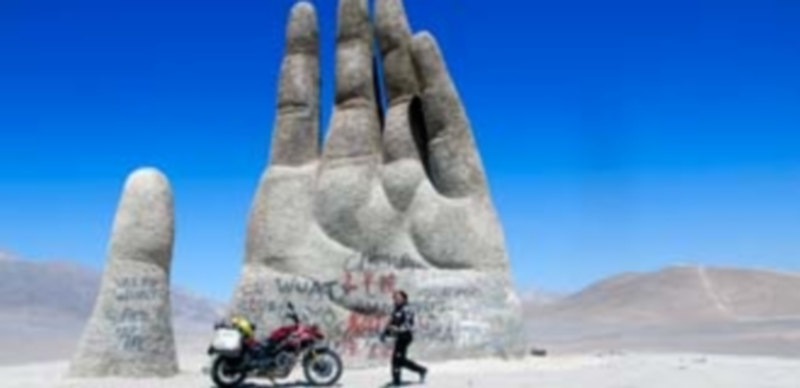Alicia Sornosa ante La Mano del Desierto Antafagasta en Chile. / El Adelantado