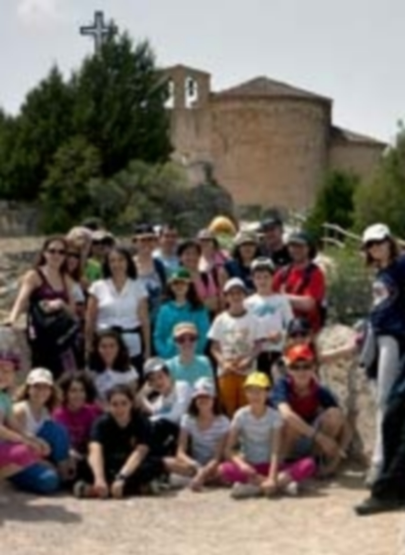 Imagen conjunta de las quince familias disfrutando de la ruta por las Hoces del Río Duratón. / El Adelantado