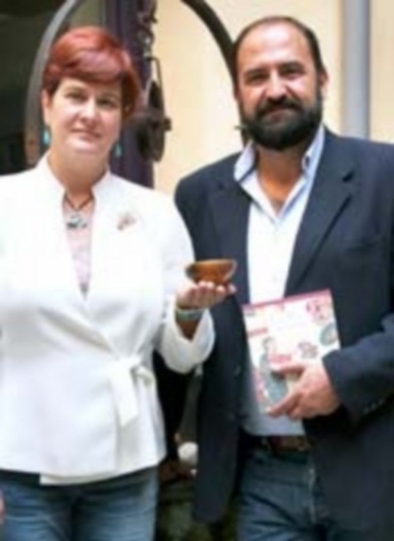 Luz al misterio del Grial 1 Margarita Torres y José Miguel Ortega en el patio del Palacio de Quintanar con un ejemplar del libro. / E.A