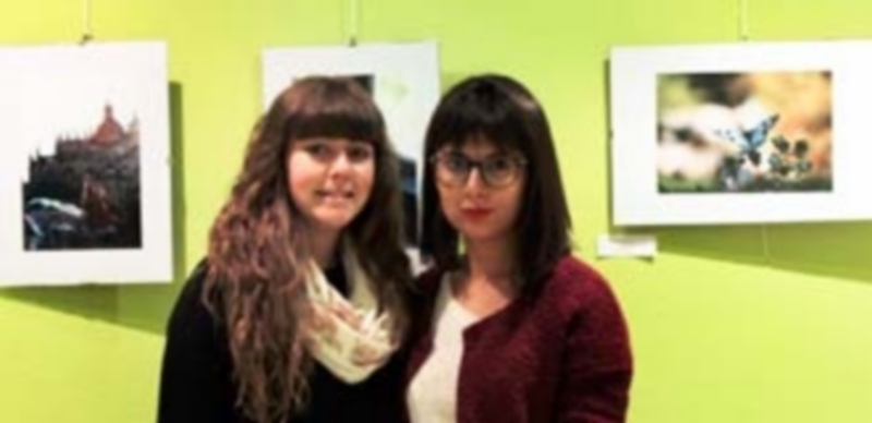 Naturaleza urbana 1 Las dos jovenes fotógrafas posan junto a algunas de sus creaciones. A la derecha
