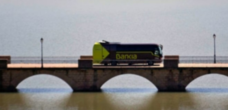 La oficina móvil de Bankia en su visita a Maderuelo