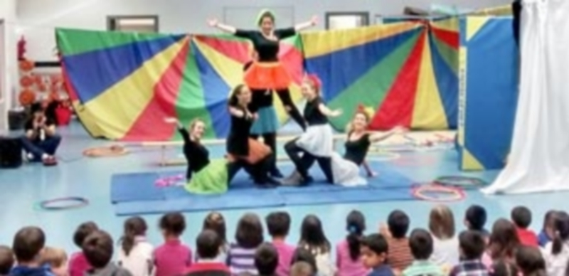 El espectáculo preparado por las universitarias del grado en Educación Infantil ofreció números de acrobacia